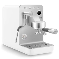 Smeg espressomaskin i vit färg.